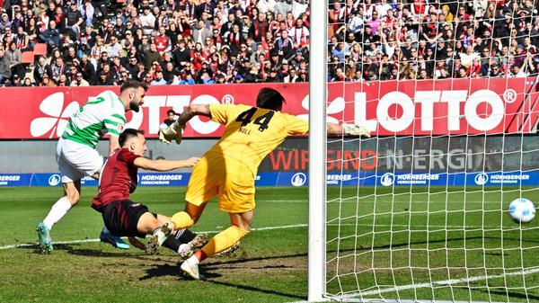 Und auch das 2:0 nach 39 Minuten besorgt Justvan, diesmal nach einer scharfen Hereingabe von Verteidiger Drexler.