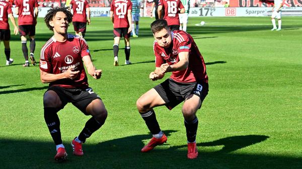 Martialisch der Jubel, dynamisch das Duo: Leihgabe Janis Antiste neben de facto Leihgabe Stefanos Tzimas.