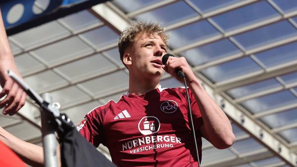 Und so heißt es letztlich: 3:0 für den Club. Ein historischer Derbysieg - zwei in einer Saison gelangen dem Club aus Nürnberg zuletzt 1977/78.