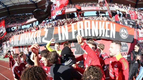 Ausgelassen feiern die Mannschaft und die Fans den mindestens in dieser Höhe überraschenden Triumph. Nun steht die Länderspielpause an, danach geht es für den Club gegen den Jahn aus Regensburg, die Fürther treffen auf Schalke 04.