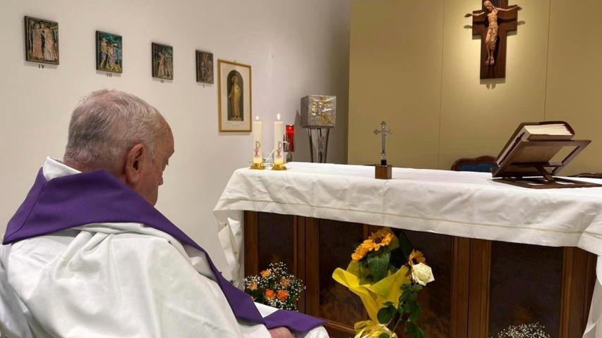 Dieses Bild sandte der Vatikan heute in die Welt: Es zeigt Papst Franziskus in der Kapelle des Gemelli-Krankenhauses in Rom. Dieses Bild sandte der Vatikan heute in die Welt: Es zeigt Papst Franziskus in der Kapelle des Gemelli-Krankenhauses in Rom.