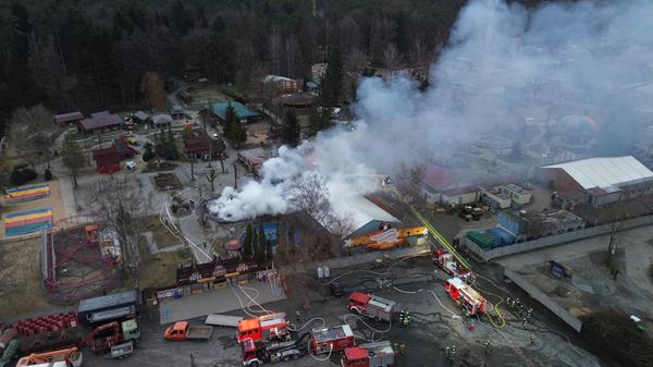 Meterhohe Flammen erblickten die Einsatzkräfte am