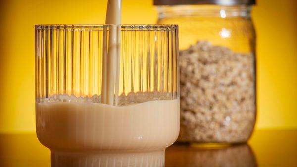 Glas Haferdrink, Symbolfoto: Forderung nach Mehrwe