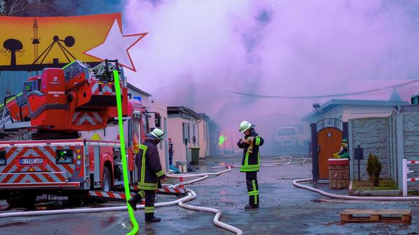 Meterhohe Flammen erblickten die Einsatzkräfte am