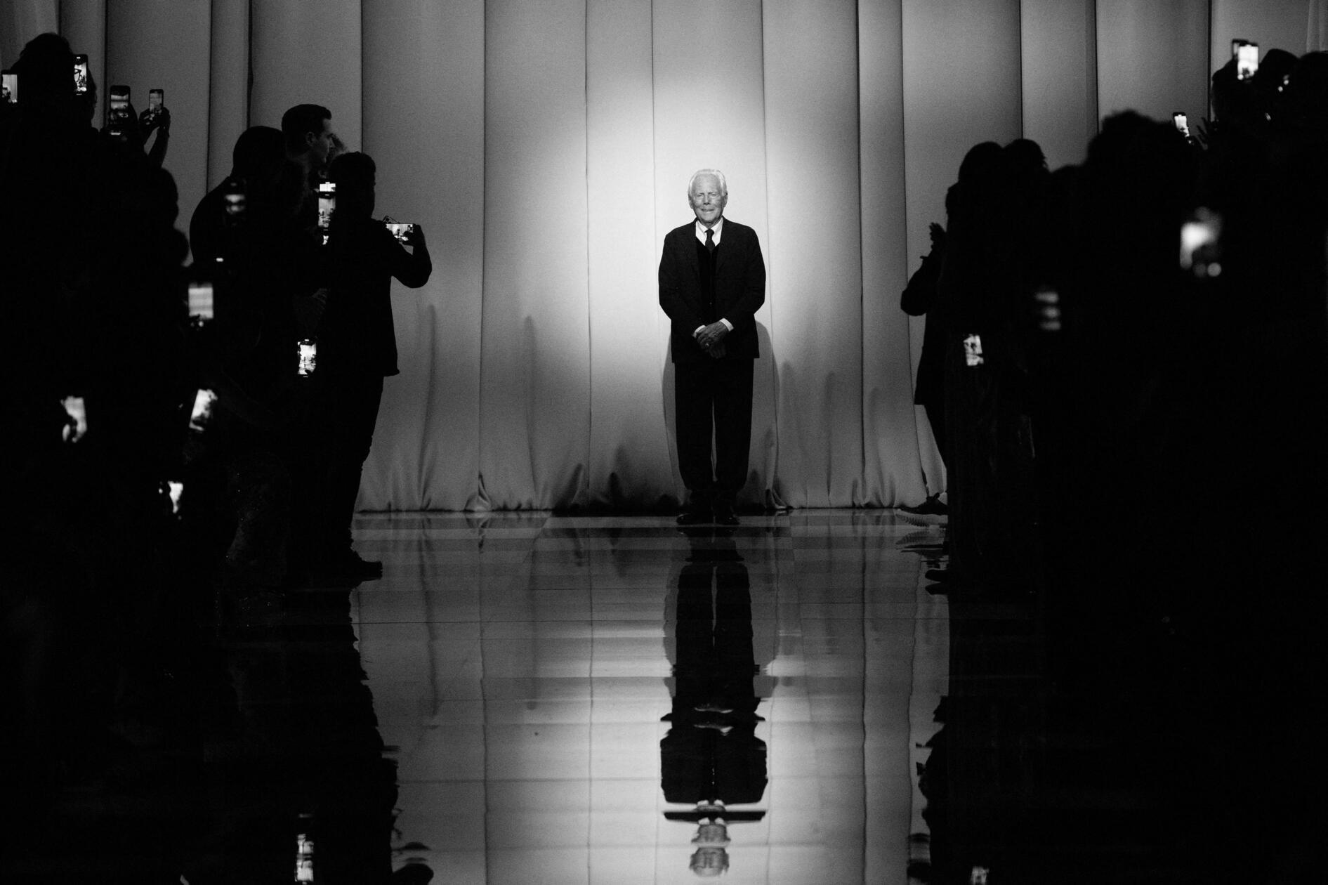 Giorgio Armani gehörte über Jahrzehnte zu den wichtigsten Modemachern der Welt. Mit seinem klassischen Stil erwirtschaftete er sich ein Vermögen. Bekannt wurde er durch Herrenmode in minimalistischen Schnitten mit gedeckten Farben. Längst gehört sein Name auch zu den Klassikern der Damenmode. Armani ließ Hollywood-Stars in edlen Einzelkreationen glänzen, verkaufte in seinen Geschäften aber auch Parfüm und Jeans in großen Serien. Am 4. September ist der Italiener mit 91 Jahren gestorben.