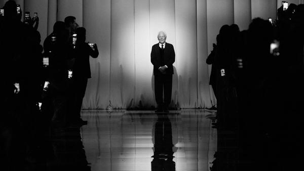 Giorgio Armani gehörte über Jahrzehnte zu den wichtigsten Modemachern der Welt. Mit seinem klassischen Stil erwirtschaftete er sich ein Vermögen. Bekannt wurde er durch Herrenmode in minimalistischen Schnitten mit gedeckten Farben. Längst gehört sein Name auch zu den Klassikern der Damenmode. Armani ließ Hollywood-Stars in edlen Einzelkreationen glänzen, verkaufte in seinen Geschäften aber auch Parfüm und Jeans in großen Serien. Am 4. September ist der Italiener mit 91 Jahren gestorben.
