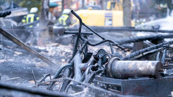 17.03.2025, Bayern, Geiselwind: Zwischen Trümmerte