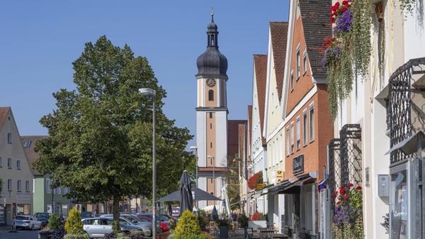 Historische Altstadthäuser hinten die Kirche Mariä