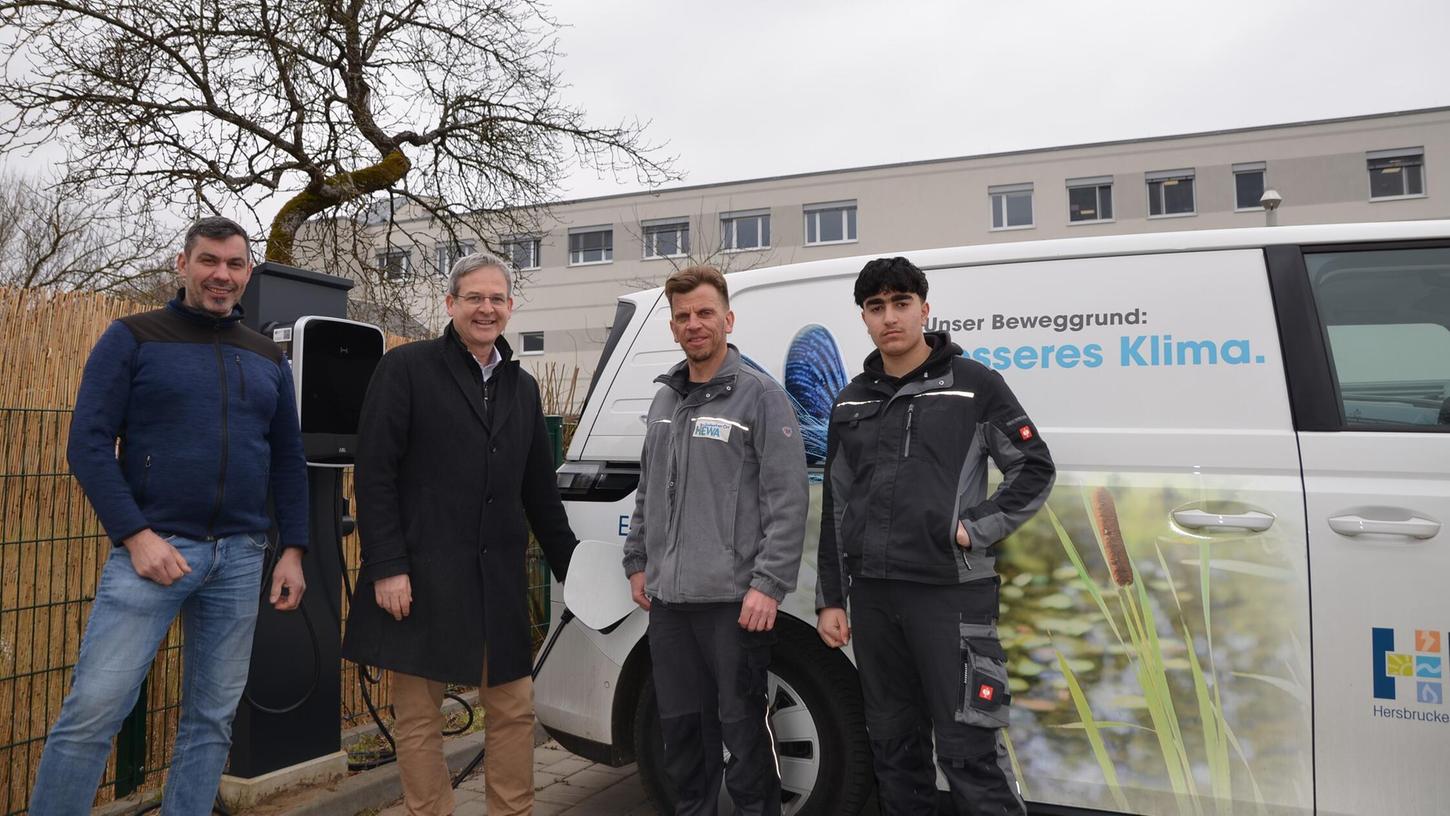 Hersbruck setzt ein weiteres Zeichen in Sachen E-Mobilität: Rainer Gerstacker, Leiter der Stromsparte bei der Hewa, Bürgermeister Robert Ilg sowie Hewa-Mitarbeiter Jochen Felser und Betriebspraktikant Ahmad Hadad (v. links) beim "Tank-Test" an den sechs neuen Ladepunkten auf der Turnhalleninsel. Hersbruck setzt ein weiteres Zeichen in Sachen E-Mobilität: Rainer Gerstacker, Leiter der Stromsparte bei der Hewa, Bürgermeister Robert Ilg sowie Hewa-Mitarbeiter Jochen Felser und Betriebspraktikant Ahmad Hadad (v. links) beim "Tank-Test" an den sechs neuen Ladepunkten auf der Turnhalleninsel.