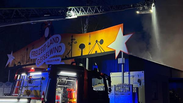 Meterhohe Flammen erblickten die Einsatzkräfte am