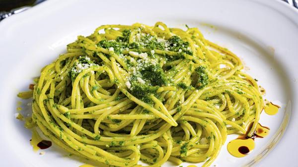 Nudeln mit wildem Knoblauch, Pesto und Pinienkerne