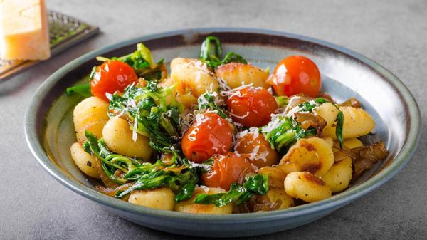 Gnocchi with spinach, garlic and tomatoes Copyrigh