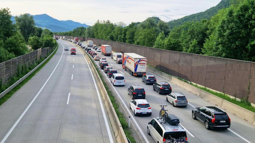 Brennendes Fahrzeug bei Altdorf: Auf der A3 staut es sich Brennendes Fahrzeug bei Altdorf: Auf der A3 staut es sich