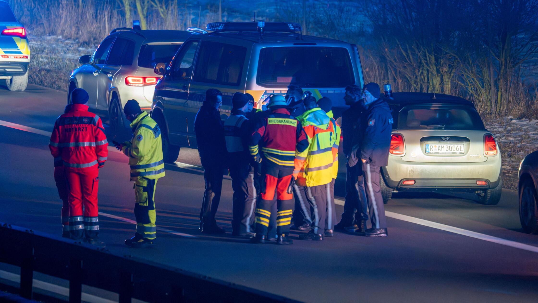 Gro-er-Polizeieinsatz-auf-A3-bei-Regensburg-Beamte-finden-sprengstoff-hnliche-Gegenst-nde