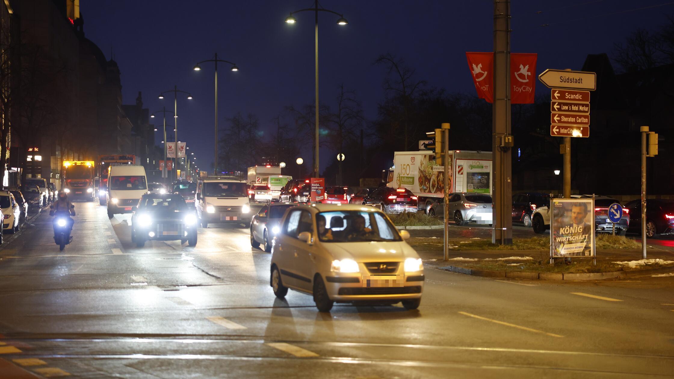 Auch-wegen-des-Streiks-Am-Montagabend-herrscht-dichter-Verkehr-auf-N-rnbergs-Stra-en