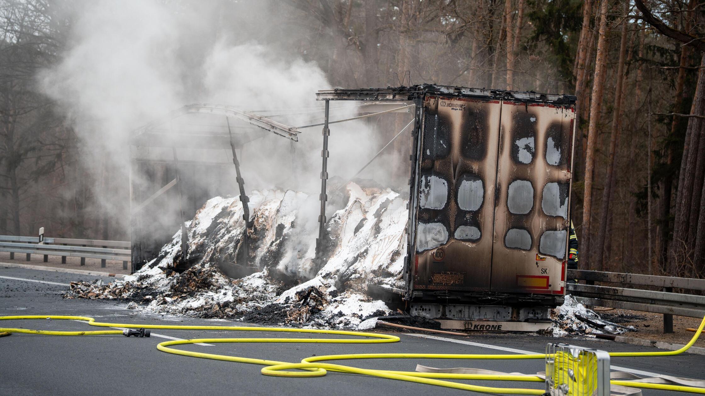Brennendes-Fahrzeug-bei-He-dorf-Bergungsarbeiten-bis-in-die-Nacht