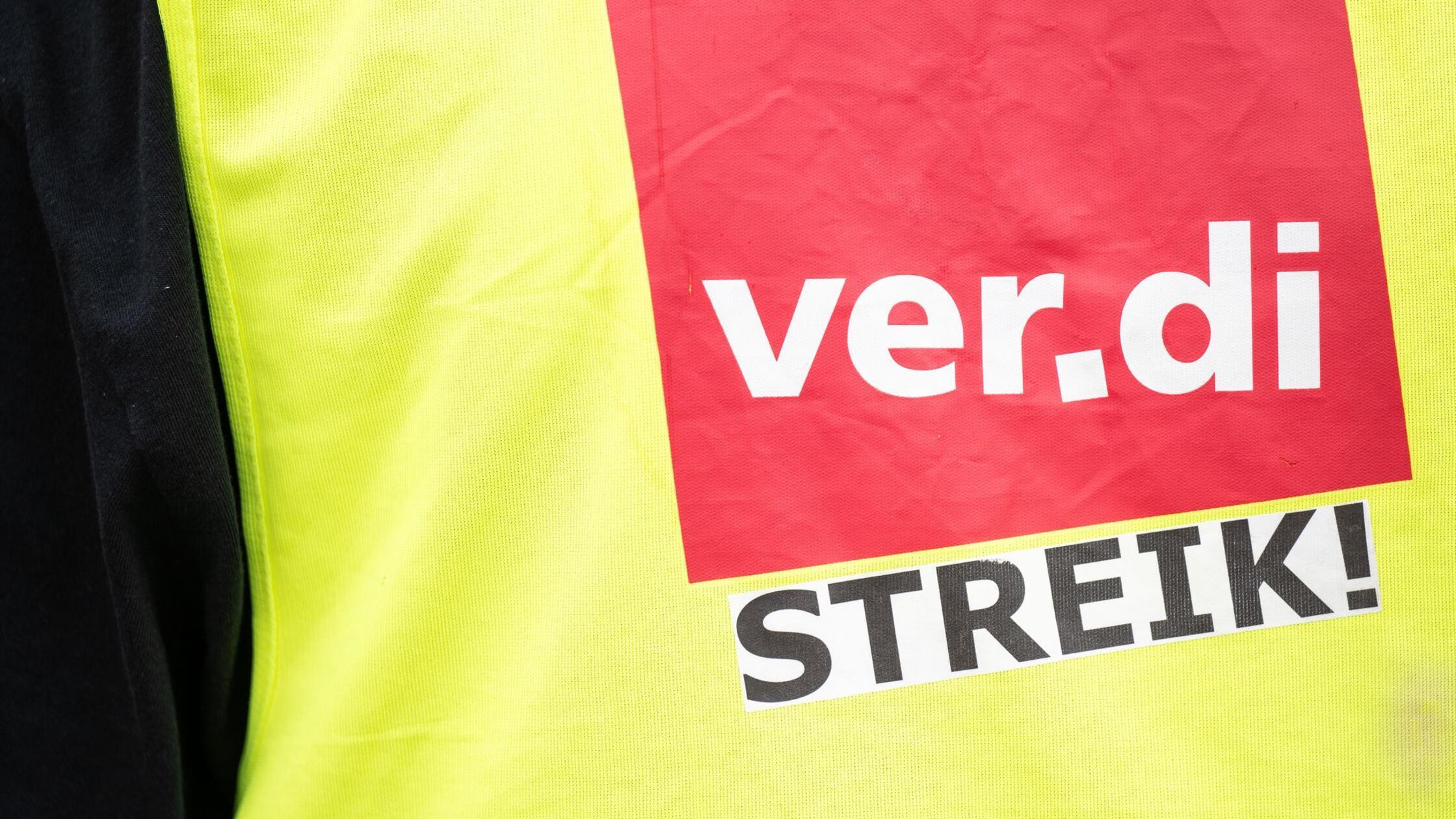 Nahaufnahme eine Weste mit der Aufschrift "ver.di 