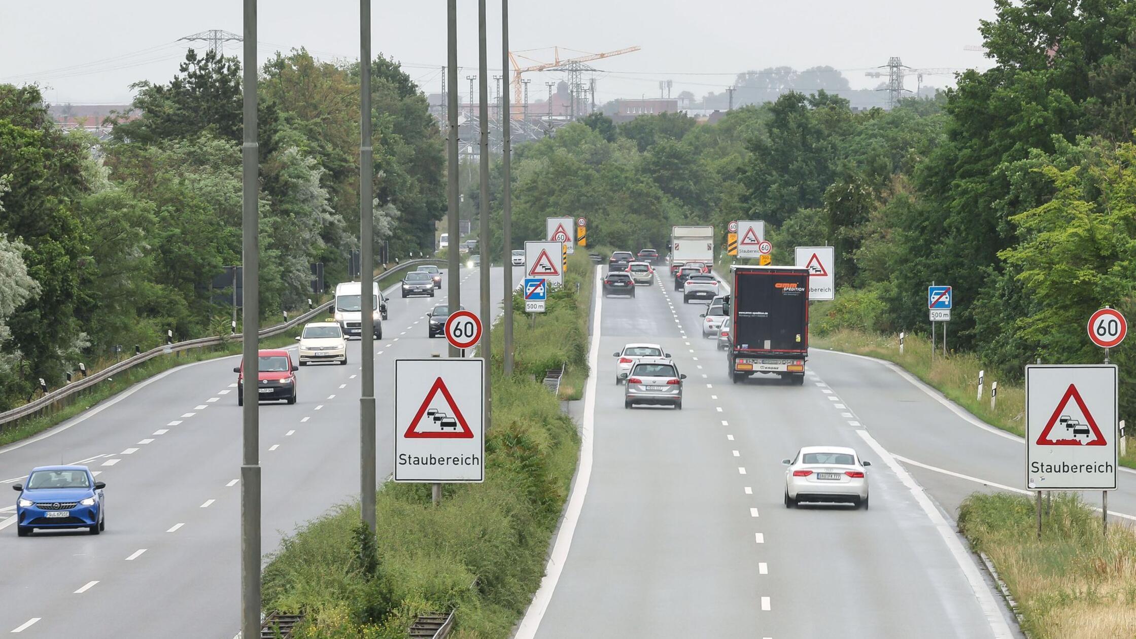 Unfall-auf-der-A73-bei-N-rnberg-mit-drei-Fahrzeugen-Stau-im-Berufsverkehr