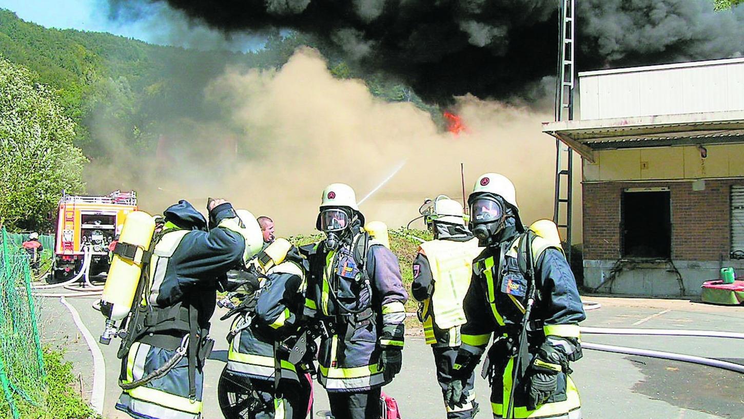 Lagerhalle der ehemaligen Brotfabrik stand in Flammen