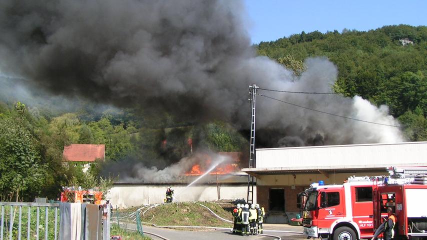 Lagerhalle in Mostviel stand in hellen Flammen