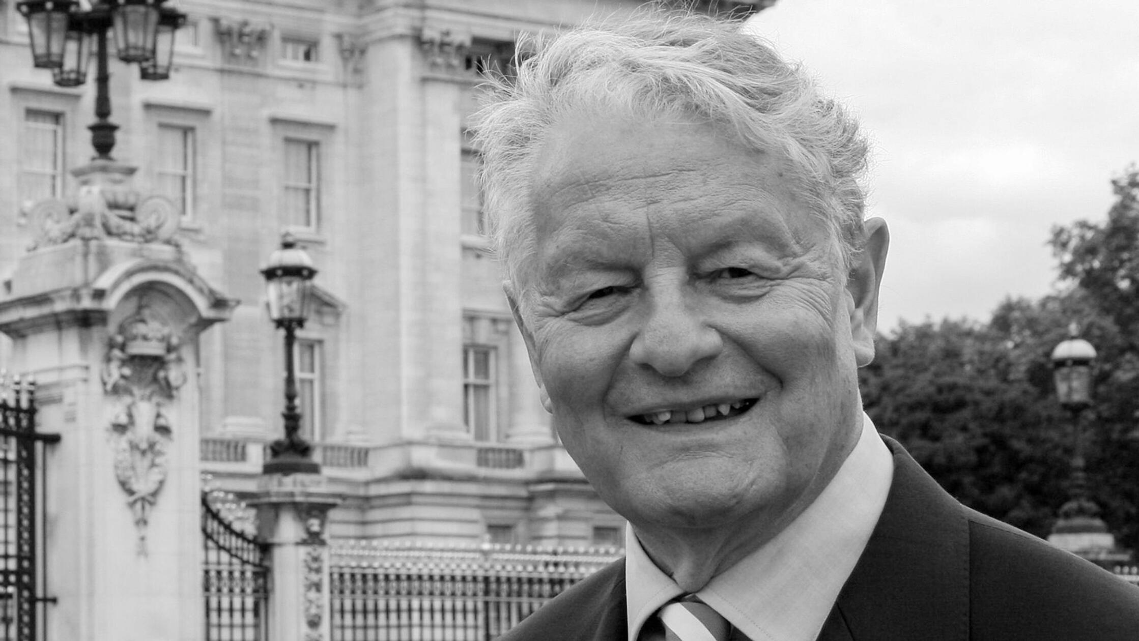 Im Alter von 88 Jahren ist Rolf Seelmann-Eggebert am 22. August 2025 gestorben. Er war über viele Jahre hinweg der wohl bekannteste Adelsexperte des deutschen Fernsehens. Wie der NDR unter Berufung auf die Familie des 88-Jährigen mitteilte, starb er am Freitag in Hamburg. Für viele gehörte er zu den meisten royalen Trauungen, der Krone und der Kirche dazu.