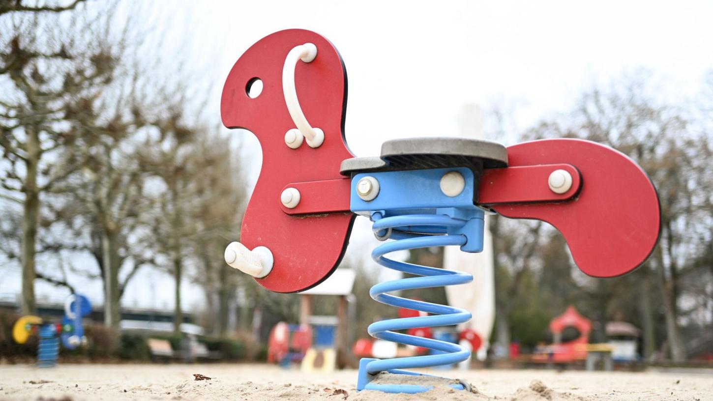 Auf einem Kinderspielplatz in Freystadt hat ein Unbekannter sein Unwesen getrieben. (Symbolbild) Auf einem Kinderspielplatz in Freystadt hat ein Unbekannter sein Unwesen getrieben. (Symbolbild)