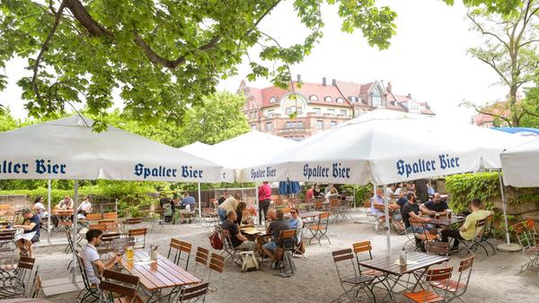 Bereits am 11. April hat der Biergarten der Restauration Kopernikus an der Hinteren Insel Schütt wieder eröffnet. Seit dem 1. Mai werden Gäste aber schon früher empfangen: Bei schönem Wetter bereits ab 12 Uhr. Am Sonntag ist im Kopernikus allerdings Ruhetag, heißt es auf der Website.