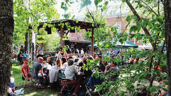 Am 3. Mai hat auch der Biergarten im Z-Bau in der Frankenstraße im Nürnberger Süden wieder den Platz für seine Besucherinnen und Besucher eröffnet. Bei gutem Wetter werden Gäste dort von Mittwoch bis Samstag ab jeweils 17 Uhr empfangen.