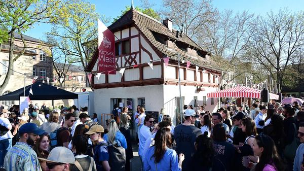 In Gostenhof hat still und heimlich auch der Kiosk West - bereits vor dem beliebten Event Bierchen und Bühnchen - wieder eröffnet. Bei gutem Wetter ist dort bereits täglich ab 15 Uhr jeder willkommen.