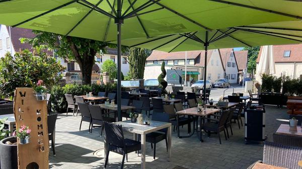 Der Biergarten des Landgasthofs "Grüner Baum" in Nürnberg ist vom Winterschlaf erwacht und wartet auf sonnige Tage. Besucherinnen und Besucher können dort Mittwoch bis Samstag von 11.30 Uhr bis 22 Uhr und sonntags sowie an Feiertagen bis 15 Uhr Gerichte wie Wiener-Backhähnchen, Bärlauch-Baggers, Schnitzel und gebackenen Karpfen verspeisen.