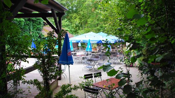 Die Waldschänke am Brückkanal in Feucht läutete Mitte März offiziell die Biergarten-Saison ein und begrüßt im geschützten Außenbereich täglich, außer montags, von 11 Uhr bis 21 Uhr sonnenhungrige Gäste. Auf den Teller kommt alles, was das fränkische Herz begehrt, auch Veganerinnen und Veganer kommen dort auf ihre Kosten.