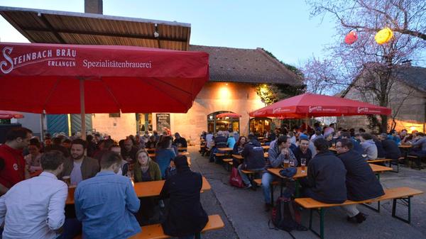 Nicht nur das berühmt-berüchtigte Storchennest am Steinbach-Bräu Biergarten musste den Frühjahrsputz über sich ergehen lassen, auch der Außenbereich der Brauerei ist bereits schön gemacht und begrüßt Montag bis Donnerstag von 17 Uhr bis 23 Uhr und Freitag sowie Samstag von 17 Uhr bis 0 Uhr Sonnenanbeter und -Anbeterinnen aus aller Welt.