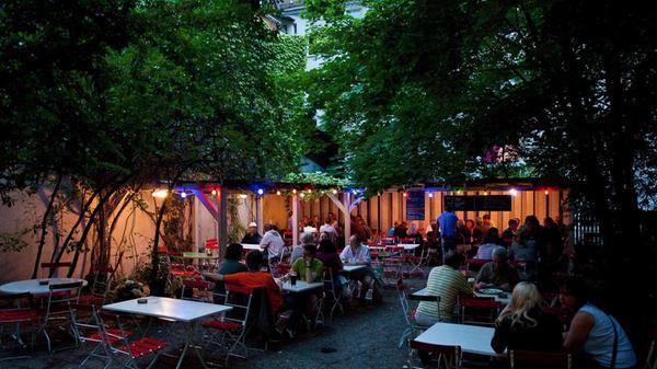 Der Biergarten der Schankwirtschaft Schanzenbräu in Gostenhof ist bereits teilweise bestuhlt. Gäste haben die Möglichkeit, es sich in der Sonne oder unter einem Zelt gemütlich zu machen.