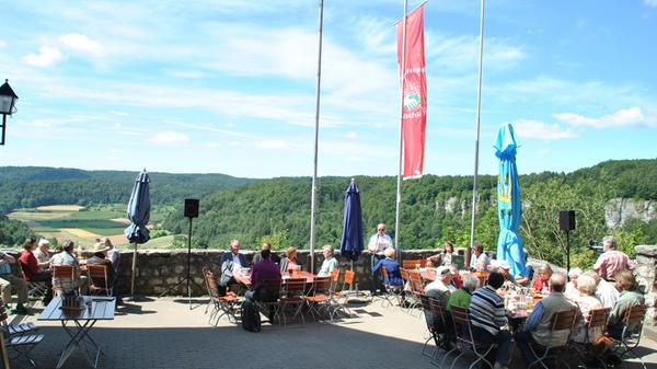 Nahe Heiligenstadt liegt das Naturfreundehaus in Veilbronn. Das Highlight ist die Panorama-Terrasse. Auf der Speisekarte finden sich typisch regionale Gerichte wie Schäuferle, Schnitzel und Rehbraten. Auch vegetarische Gerichte wie Gemüsebratlinge in Champignonrahmsoße mit Spätzle und Spaghetti mit Linsenbolognese können die Gäste bestellen. Wer einen guten Platz mit Aussicht haben möchte, sollte vorher einen Tisch reservieren. Im März hat das Restaurant Freitag und Samstag ab 17 Uhr und sonntags von 11.30 Uhr bis 19 Uhr geöffnet.