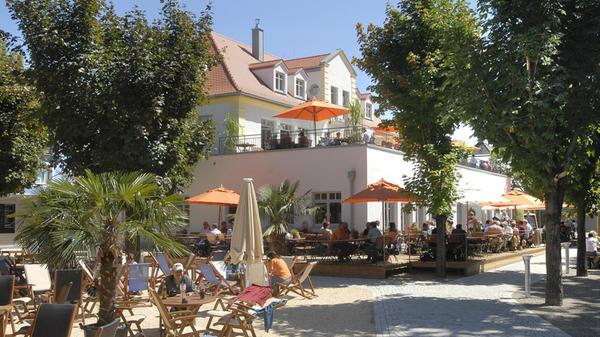 Im Gutmann am Dutzendteich in Nürnberg herrscht bereits Urlaubsstimmung. Der Biergarten der Wirtschaft bietet an der Cocktail-Bar, auf der Terrasse und unter den Bäumen genug Platz für Sonnenanbeterinnen und -Anbeter. Das Restaurant mit Biergarten hat Montag bis Samstag von 10 Uhr bis 23 Uhr und sonntags bis 22 Uhr geöffnet.