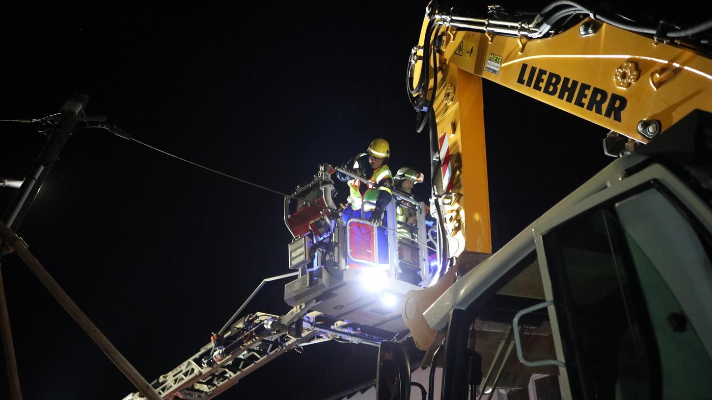 Am späten Donnerstagabend mussten Einsatzkräfte in den Platenweg in Schwabach ausrücken: Dort war ein Telekom-Mast nach einem Unfall umgeknickt. Am späten Donnerstagabend mussten Einsatzkräfte in den Platenweg in Schwabach ausrücken: Dort war ein Telekom-Mast nach einem Unfall umgeknickt.