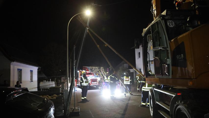 Stundenlang waren Feuerwehr und THW vor Ort - konnten den Mast aber aufrichten, ohne die Telekommunikationsleitungen der Anwohner zu beschädigen. Stundenlang waren Feuerwehr und THW vor Ort - konnten den Mast aber aufrichten, ohne die Telekommunikationsleitungen der Anwohner zu beschädigen.