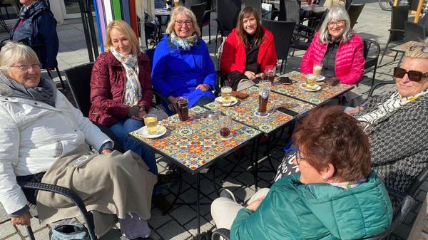 Adebar März 2026 Besucherinnen beim Getränk