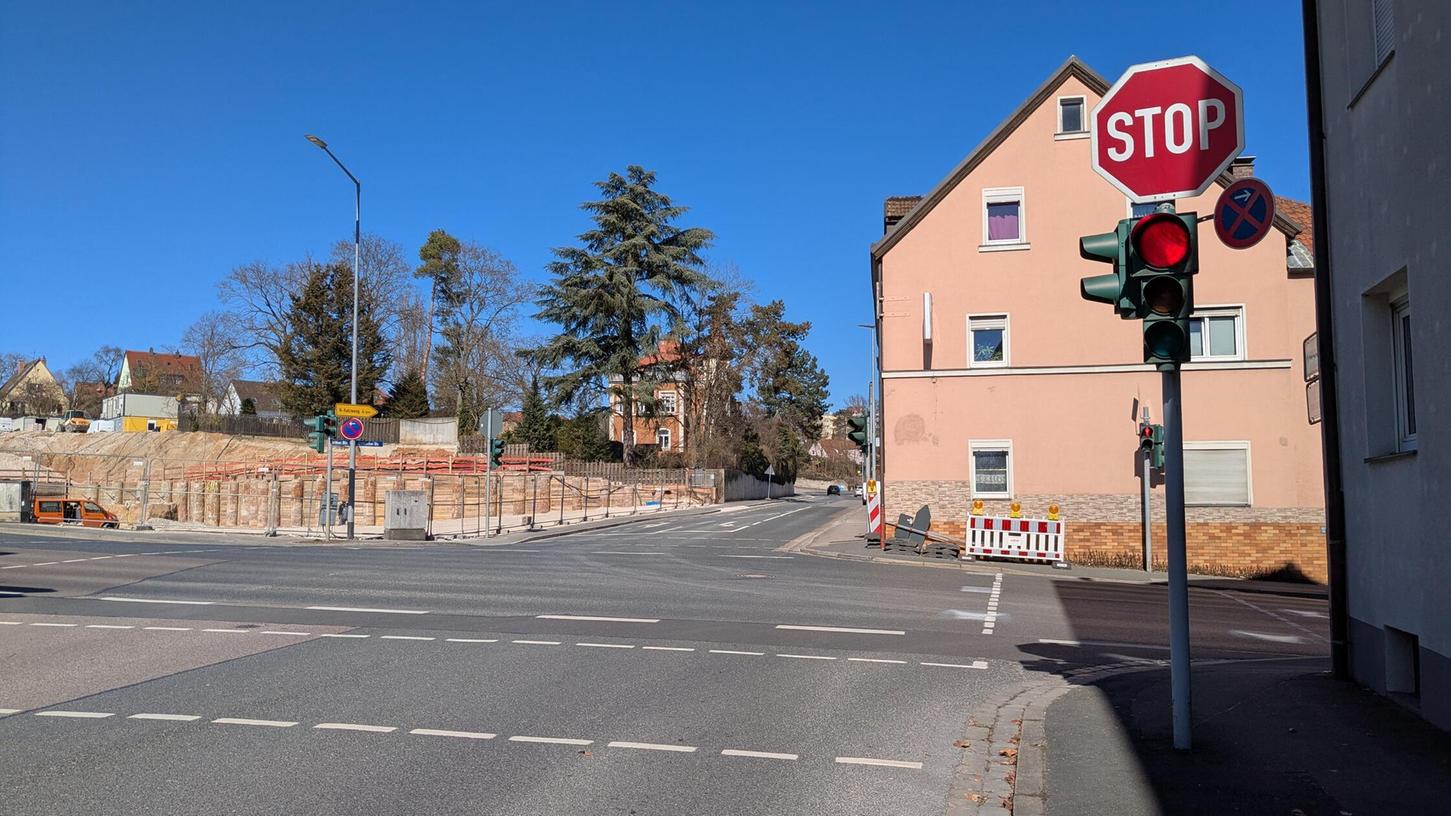 Die Limbacher Straße ist eine der wichtigen Verkehrsadern in Schwabach. 2025 gibt es dort größere Bauarbeiten samt Sperrung. Hier die Kreuzung mit der Fürther Straße. Die Limbacher Straße ist eine der wichtigen Verkehrsadern in Schwabach. 2025 gibt es dort größere Bauarbeiten samt Sperrung. Hier die Kreuzung mit der Fürther Straße.