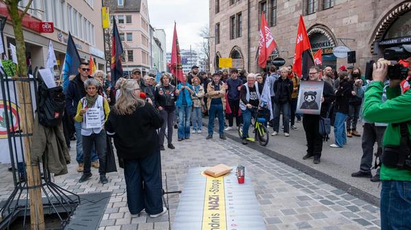 "Nicht in unserer Stadt: In Nürnberg haben Faschist*innen nichts verloren", mit dieser Ansage rief das Nürnberger Bündnis Nazistopp zu einer Gegendemonstration gegen das "Team Menschenrechte" am Samstag auf.
