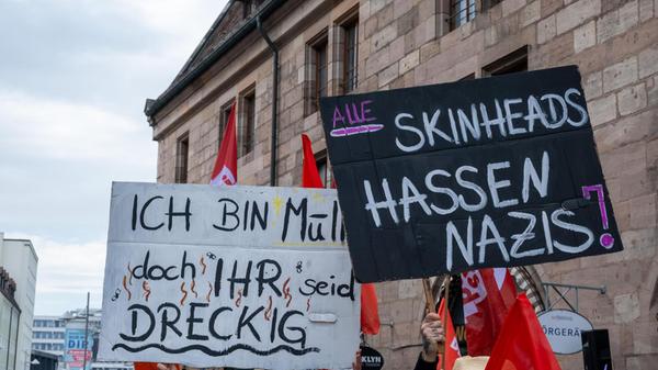 Der Protest startete um 13.30 Uhr am Hallplatz. Um 14 Uhr begann dann das "Team Menschenrechte" seinerseits mit einer Kundgebung, ebenfalls am Hallplatz.