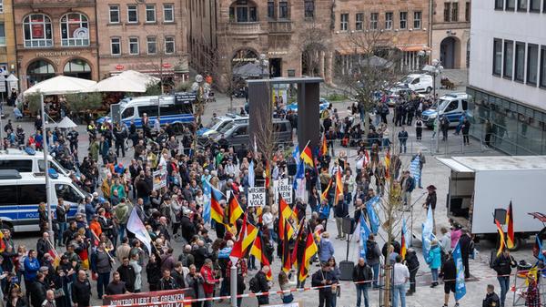Das "Team Menschenrechte" demonstriert beinahe jeden Montagabend in Nürnberg. Die einstige Protestbewegung gegen die Corona-Politik hat sich auch zu einem Treffen für Rechtsextreme entwickelt.