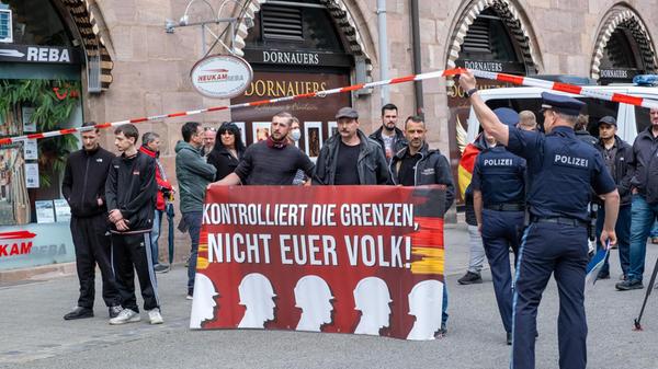 Auch am Samstag nahmen Rechtsextreme an dem Protestmarsch von "Team Menschenrechte" teil, unter anderem Rainer Hatz (Mann mittig hinter dem Transparent), Landesvorsitzender der Partei "Die Heimat", ehemals NPD. Laut Verfassungsschutz ist "Die Heimat" eine dezidiert rechtsextremistische Partei, die in Teilen neonazistisch ausgerichtet ist.