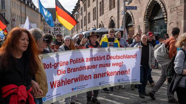 Die Kundgebung mit anschließendem Demonstrationszug vom "Team Menschenrechte" gehörte zu einem bundesweit abgestimmten Demonstrations-Aufruf unter dem Motto: "Gemeinsam für Deutschland".