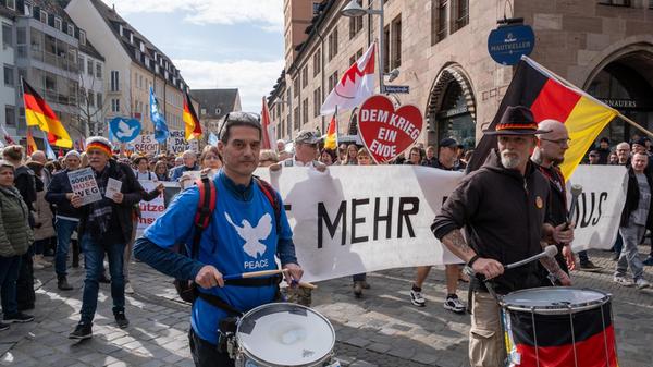Zu den Forderungen der Veranstalter gehörten etwa "flächendeckende Grenzkontrollen", der "Schutz der Bevölkerung" oder "keine weiteren Milliarden für die Ukraine".