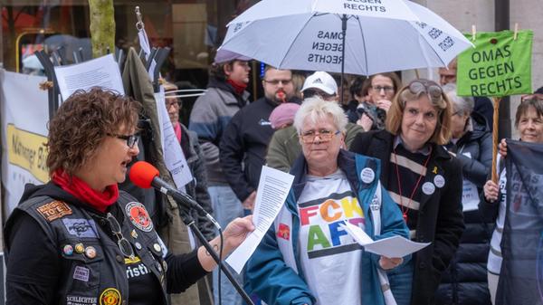 Weitere Organisationen hatten zum Gegenprotest aufgerufen. Von 14.30 Uhr bis 16 Uhr gab es eine Anmeldung von "VerLINKung" zum Protest gegen das "Team Menschenrechte" am Ludwigsplatz. Hier die Ansage: "Kein Platz für Nazis in Nürnberg!"