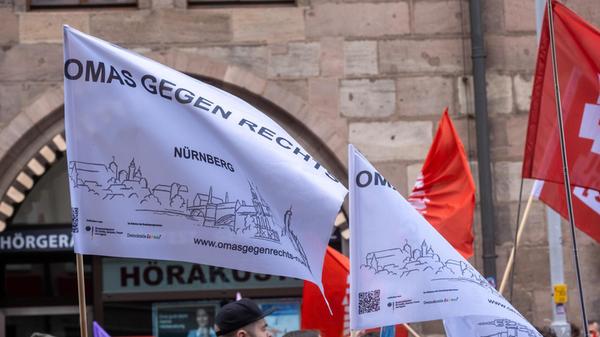 Die Nürnberger Ortsgruppe der "Omas gegen rechts" organisiert an Montagen immer eine Mahnwache gegen das "Team Menschenrechte". Auch am Samstag zeigten sie Flagge.