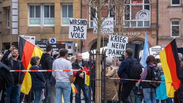 Nach Schätzungen der Polizei folgten rund 700 Menschen dem Aufruf von "Team Menschenrechte".
