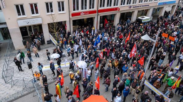 Die Gesamtzahl der Teilnehmenden am Gegenprotest schätzte ein Polizeisprecher am Nachmittag ebenfalls auf rund 700.