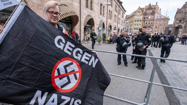 Bündnis Nazistopp schätze die Anzahl der Teilnehmenden am Gegenprotest auf über 1000.
